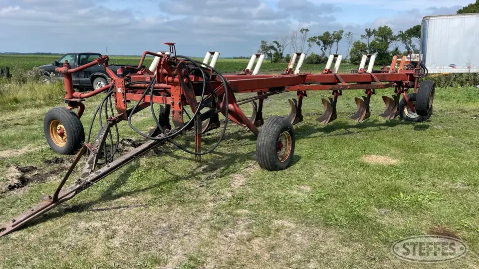 International 700 Plow