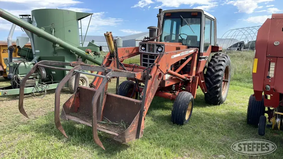 International 186 Hydro 2WD Tractor