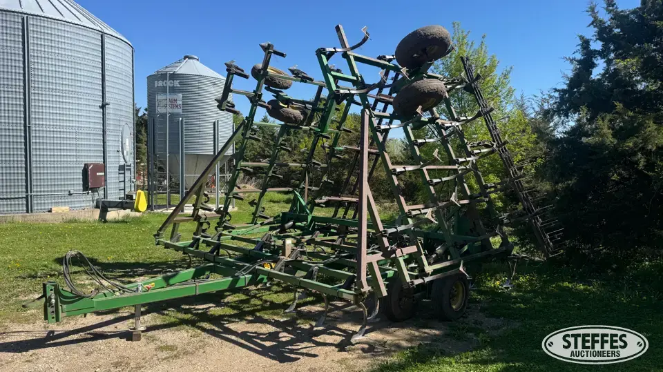 John Deere 960 Field Cultivator