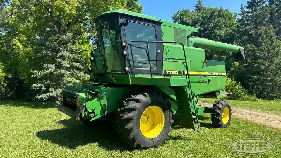 1985 John Deere 7720 Titan II Combine
