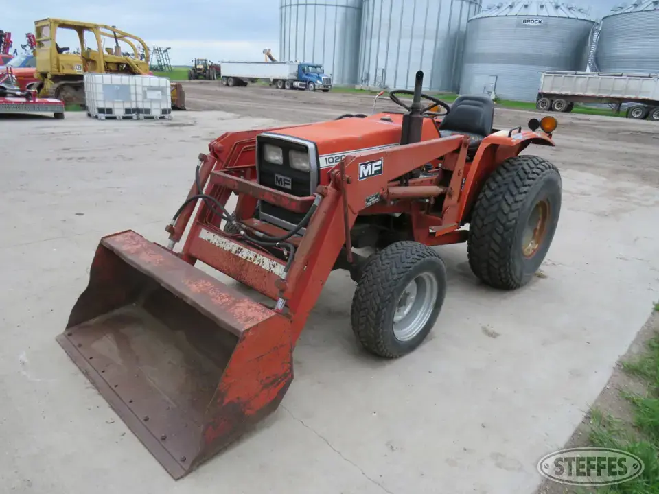 1985 Massey Ferguson 1020 MFWD Tractor
