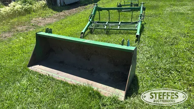 John Deere grapple bucket