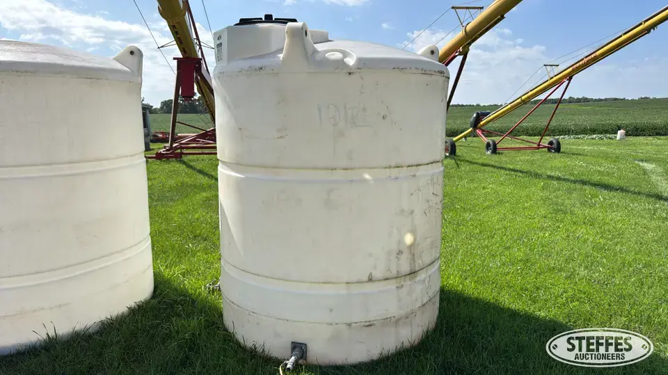 1,000 gal. veryical poly tank