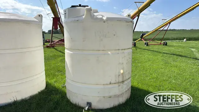1,000 gal. veryical poly tank