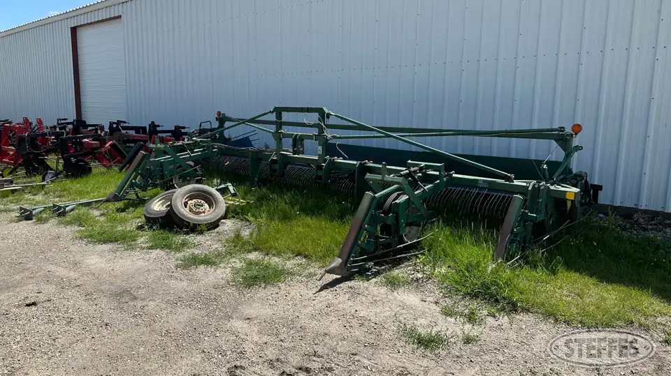 2001 Pickett 1222 Edible Bean Knifers and Rod Weeder