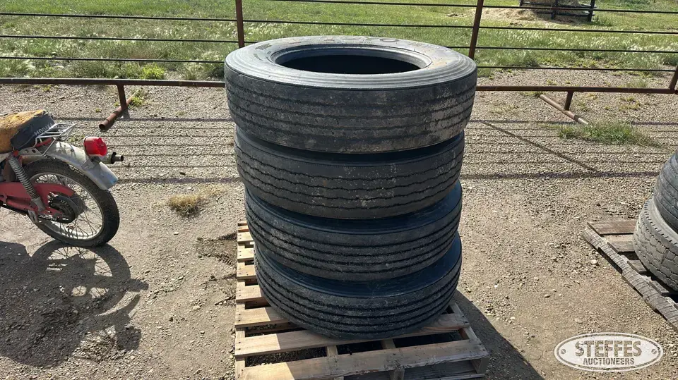 (4) 285/75R24.5 tires Truck Tire