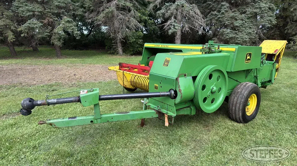 John Deere 327 Square Baler