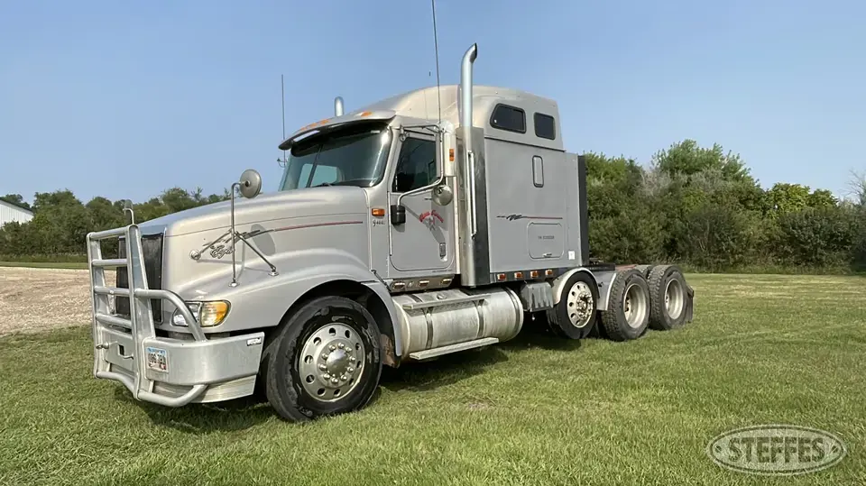 2002 International 9400i Eagle Conventional Truck with Sleeper