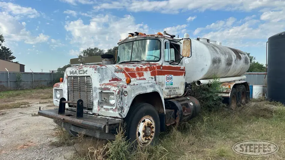 1981 Mack R686ST 4,000 gal. Water Truck