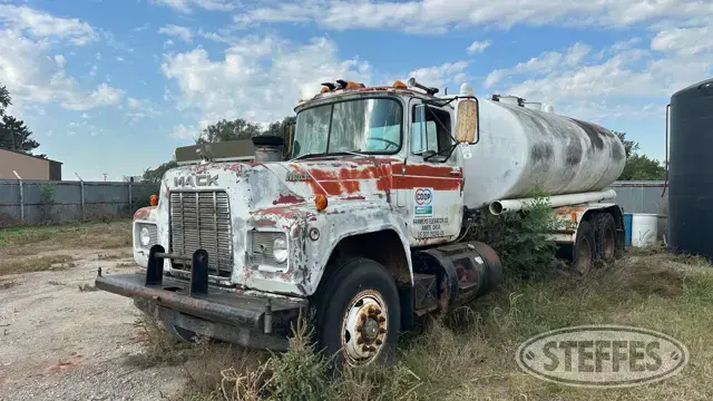 1981 Mack R686ST 4,000 gal.