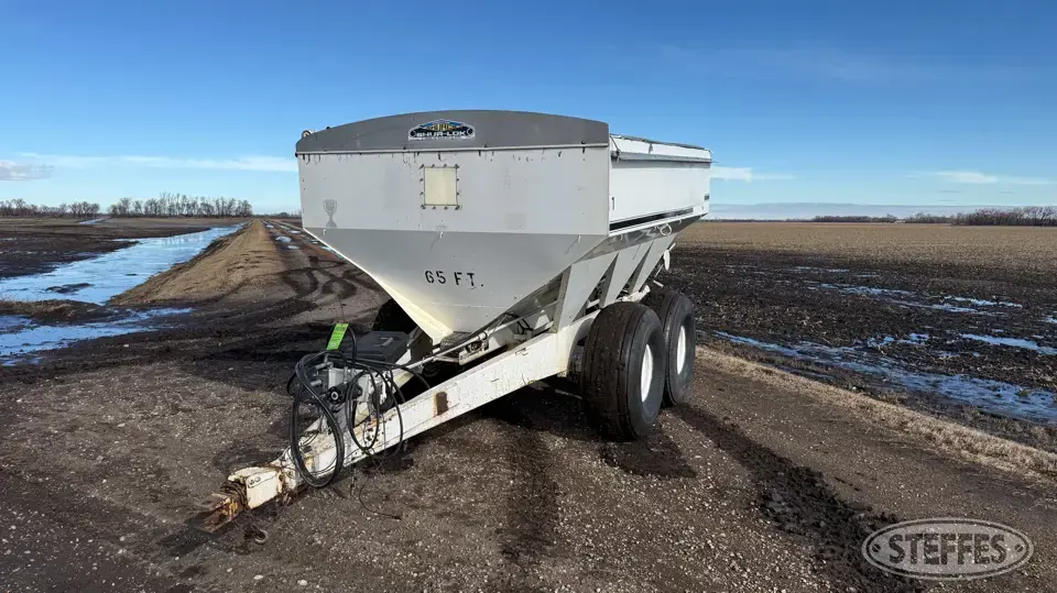 Willmar 800 Pull-Type Dry Spreader