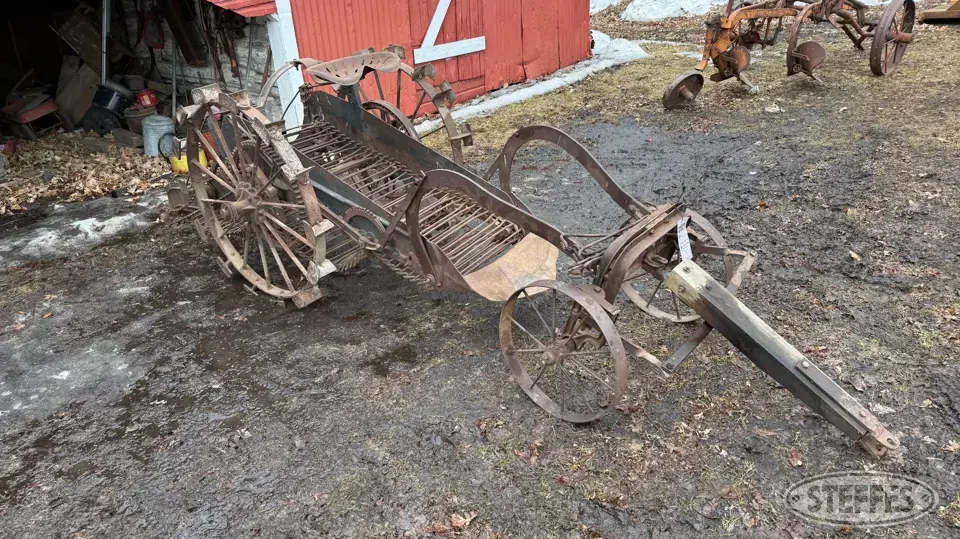 Dowden Mfg. potato digger Collectible Machinery-Other