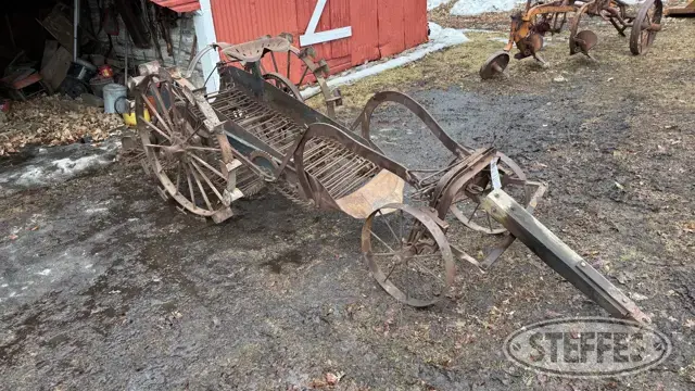 Dowden Mfg. potato digger