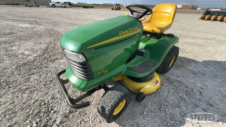 2004 John Deere LT160 Lawn Tractor