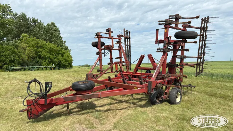 International 5500 Chisel Plow