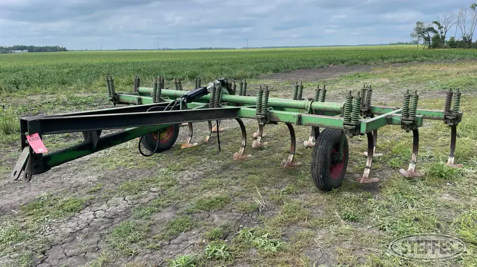 John Deere 100 Chisel Plow