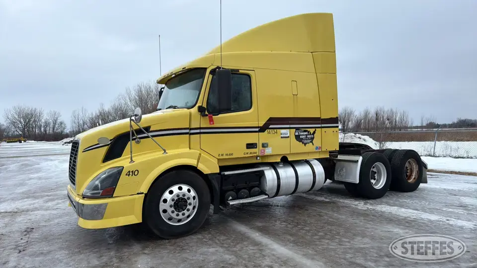 2009 Volvo VNL630 Conventional Truck with Sleeper