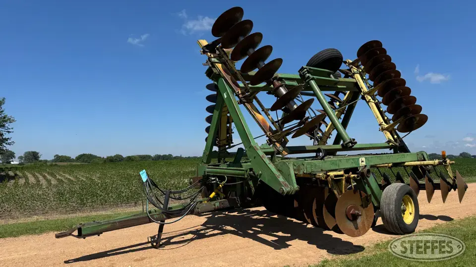 John Deere 330 Disc