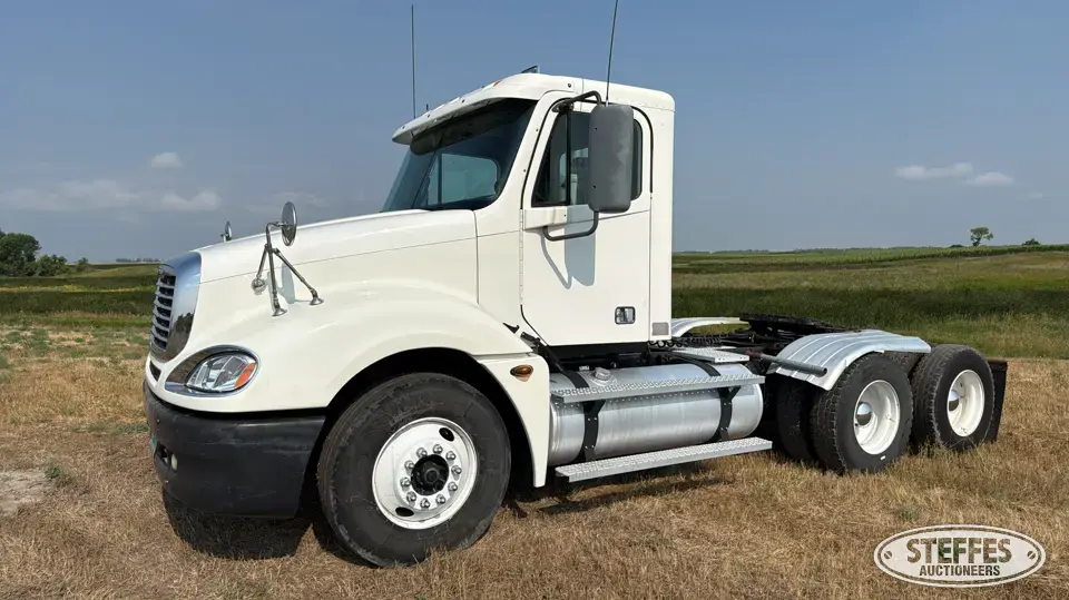 2005 Freightliner Columbia Conventional Truck without Sleeper