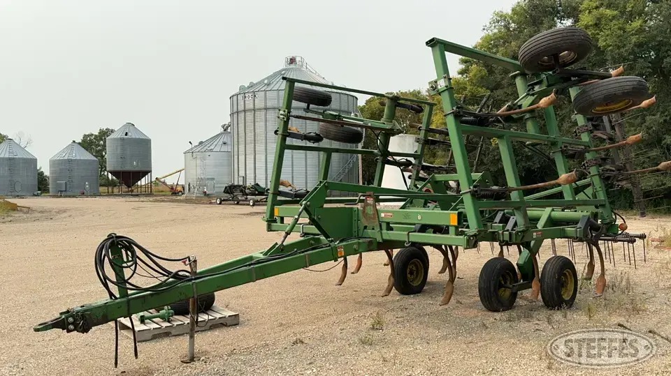 John Deere 680 Chisel Plow