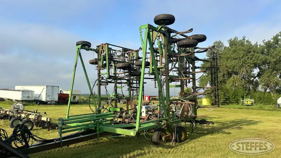 John Deere 1650 Chisel Plow