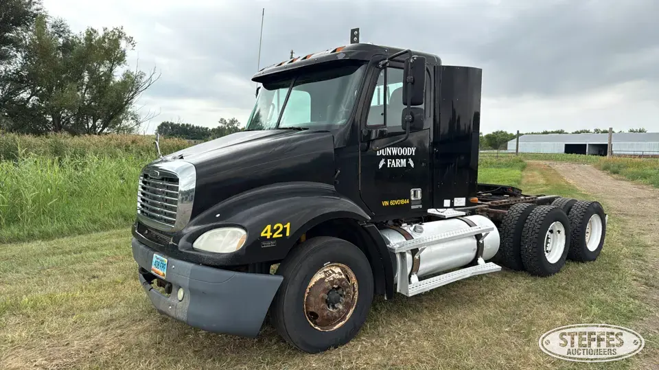 2006 Freightliner Columbia 112 Conventional Truck without Sleeper