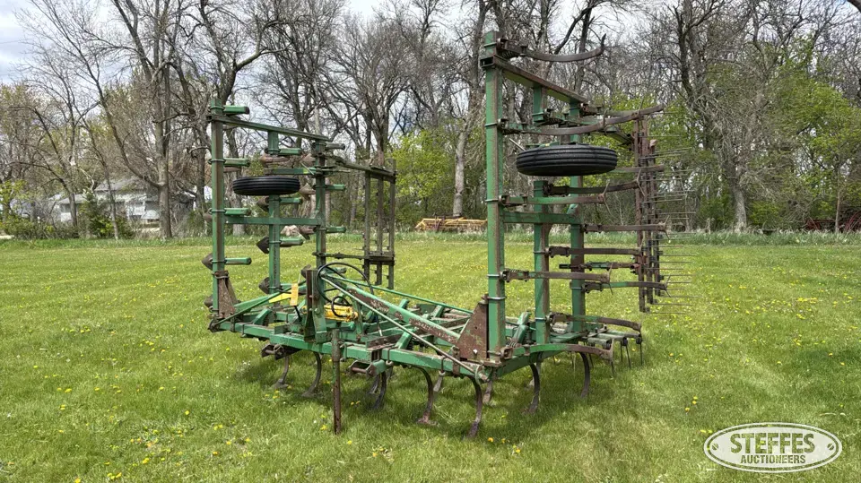John Deere 1100 Field Cultivator