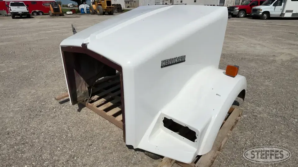 Kenworth T800 Hood Truck-Trailer Part