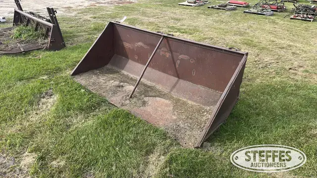 Skid steer snow bucket