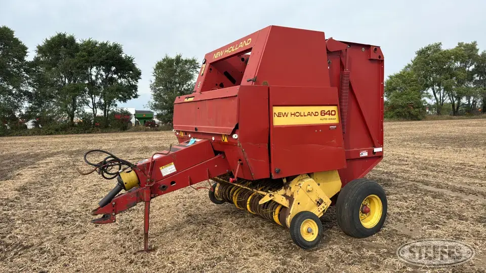 New Holland 640 Round Baler