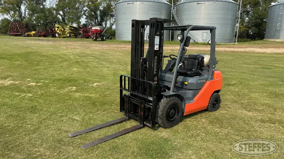 Toyota 8FGU25 Warehouse Forklift