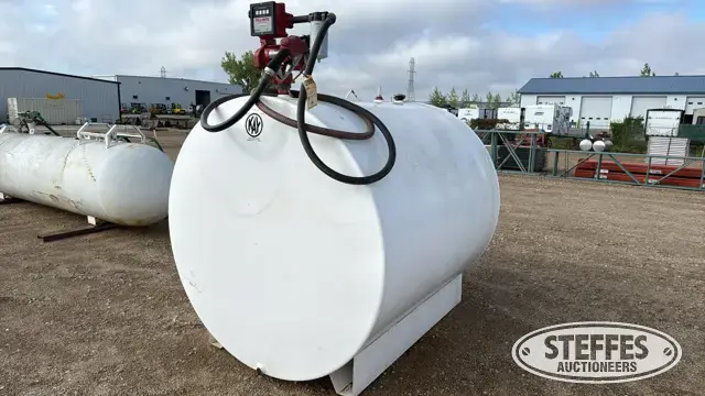 1,000 gal. horizontal fuel tank