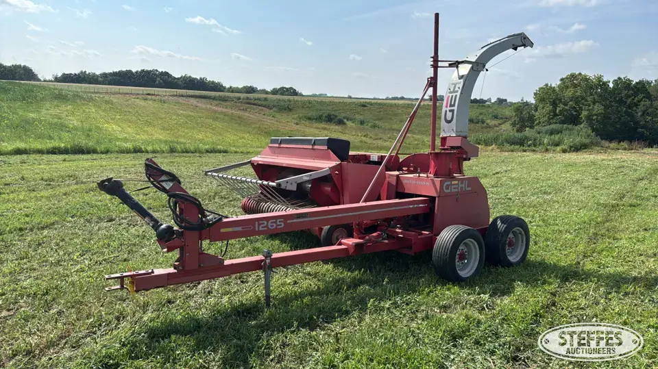 Gehl 1265 Auto-Max Pull-Type Harvester