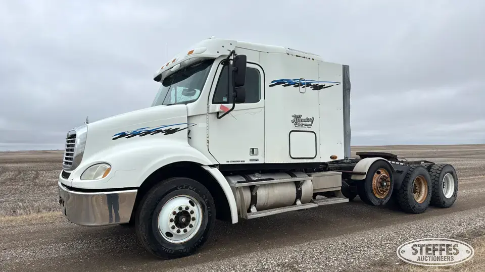 2005 Freightliner Columbia 112 Conventional Truck with Sleeper