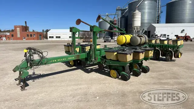 John Deere 7000