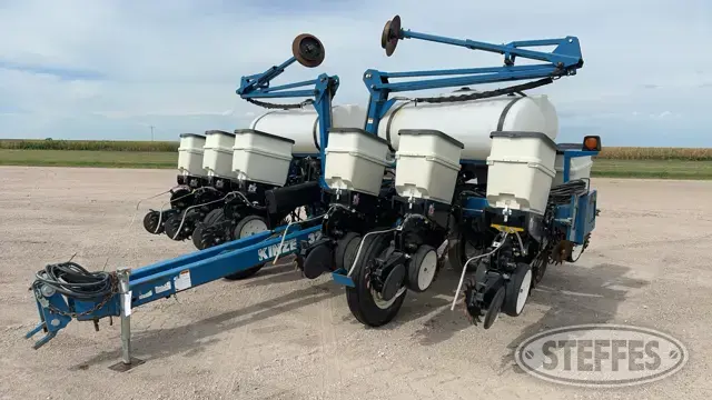2007 Kinze 3200