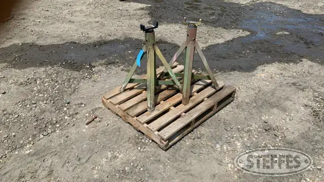 (2) Jack stands