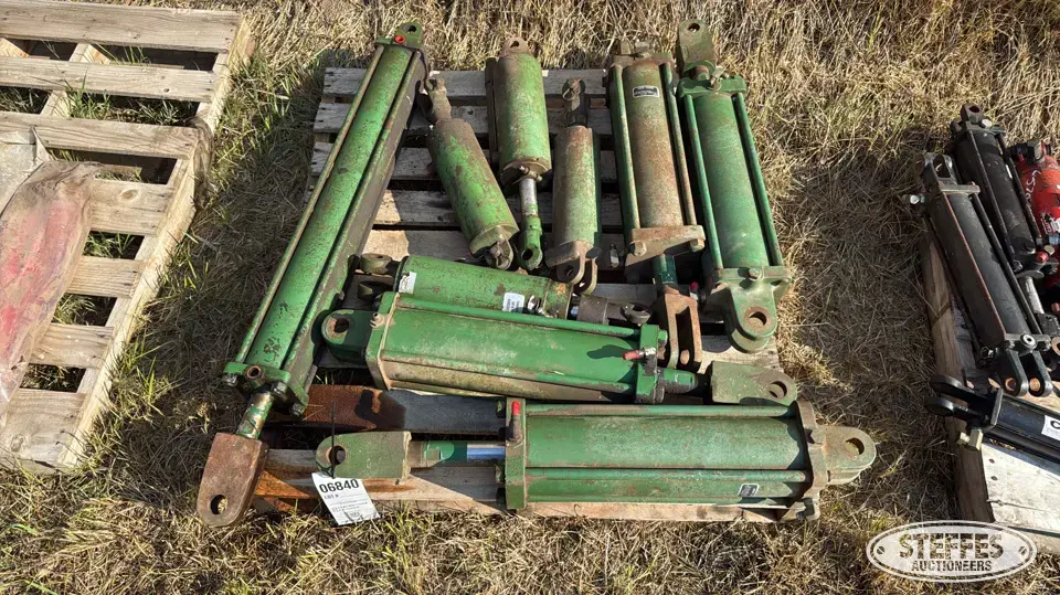 (9) John Deere hyd. cylinders Ag Equipment Part