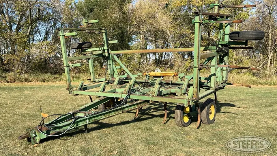 John Deere 1610 Chisel Plow