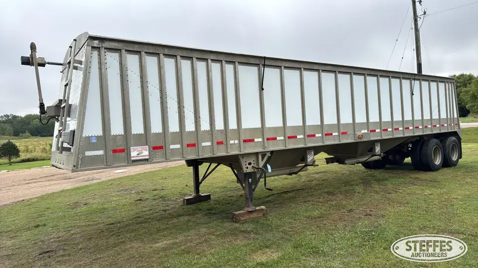 2011 Cornhusker 800 Hopper Bottom Trailer