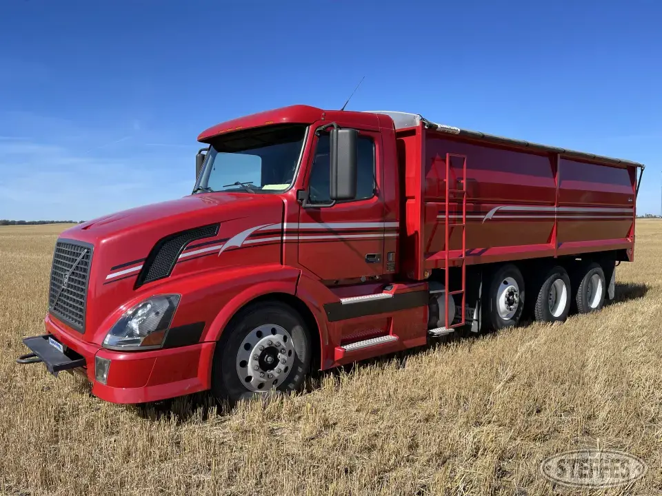 2004 Volvo Tri-Axle Boxed Truck