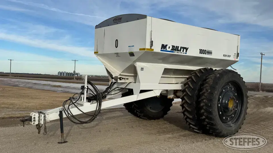 Mobility 1000 Row Crop Pull-Type Dry Spreader