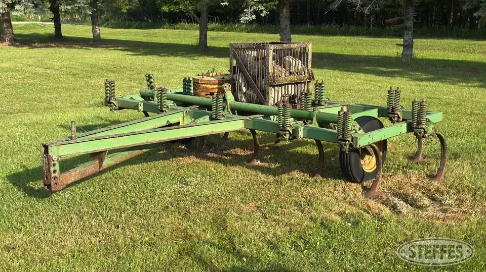 John Deere 100 Chisel Plow