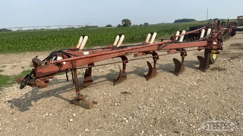 International 710 Automatic Plow