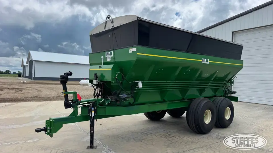 BBI pull-type tandem axle dry spreader Pull-Type Dry Spreader