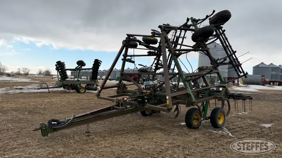 John Deere 610 Chisel Plow