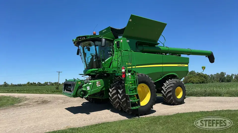 2017 John Deere S670 Combine