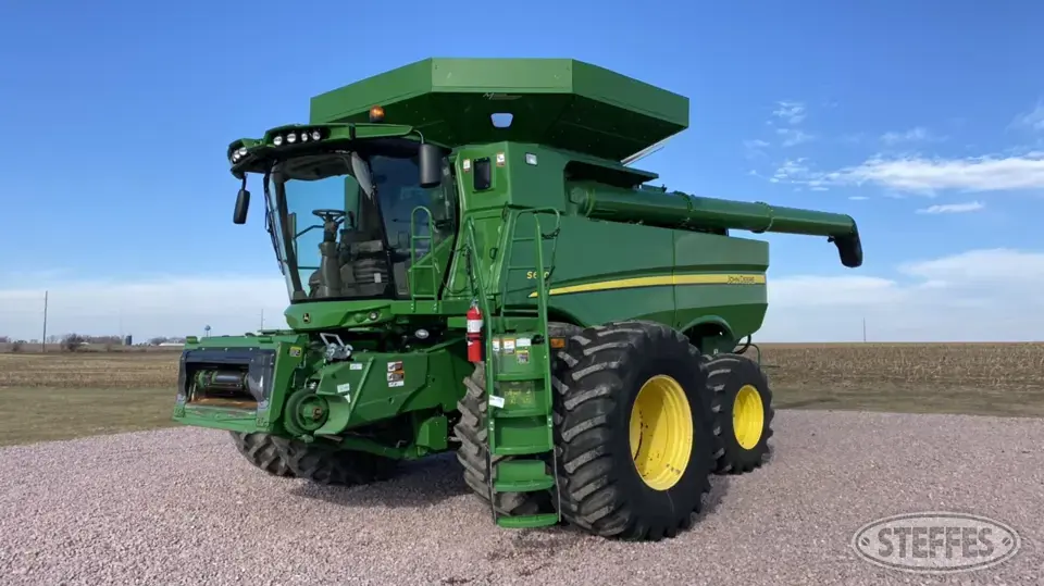 2015 John Deere S690 Combine