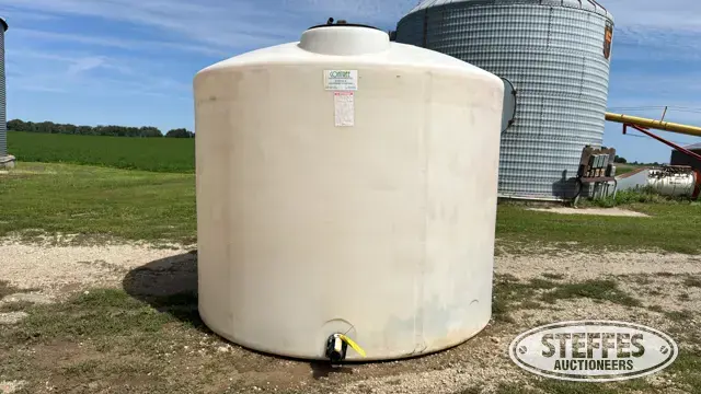 1,500 gal. poly tank