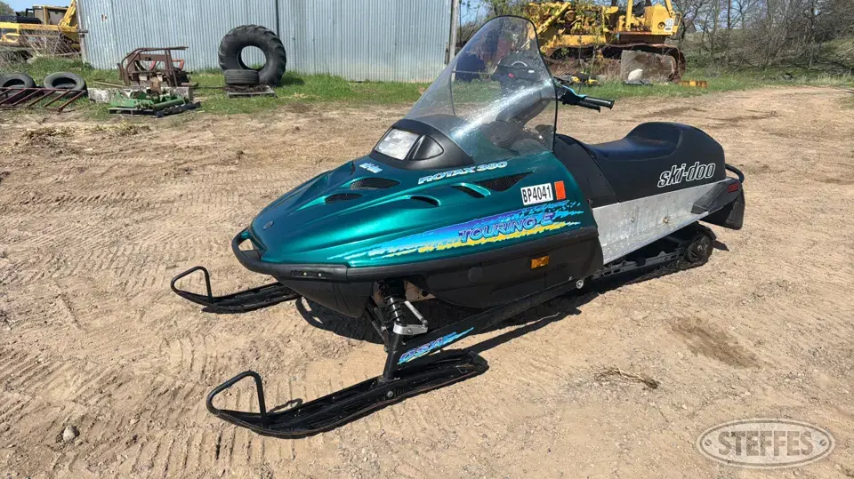 1996 Ski-Doo Touring E Snowmobile